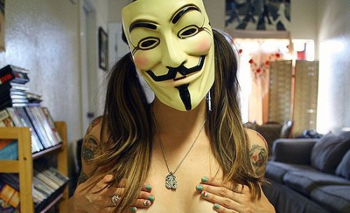 アノニマス の仮面を被ってセクシー写真を投稿するサイトが登場 これも アノニマス の仕業 コモンポストムービー