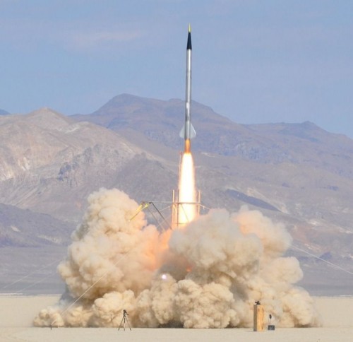 アマチュアのロケット製作チームが  成層圏までの打ち上げに成功