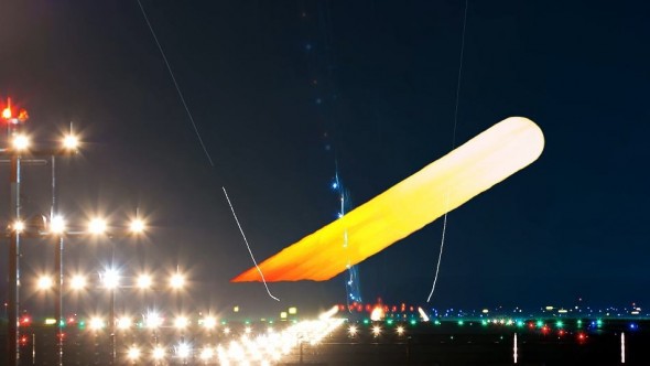 夜に離陸 着陸する飛行機をとらえた夜間飛行タイムラプス映像作品 Night Flight が美しい コモンポストムービー