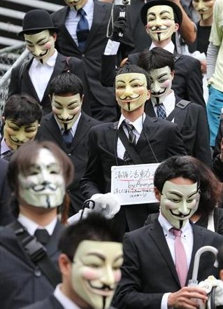 ハッカー集団 アノニマス が宣言どおり渋谷でオフ会を開催 仮面を着けて無言の抗議 コモンポストムービー